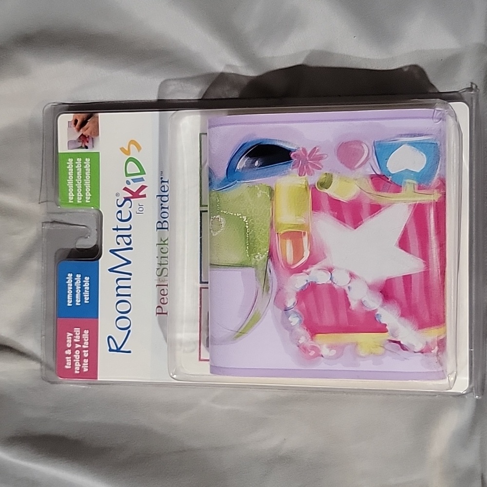 Room mates for kids peel stick border